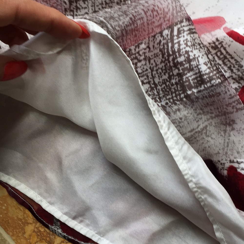 Rory Beca white 100% silk with Deep red flowers - Picture 4 of 7